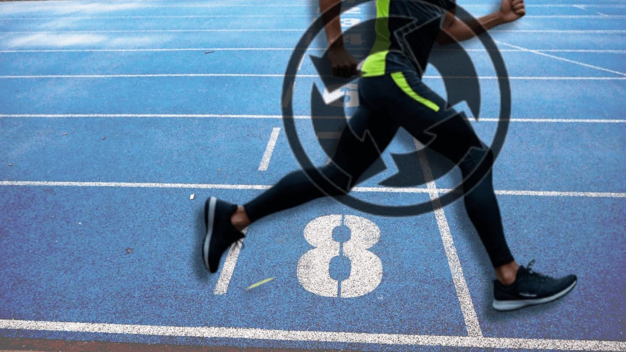 Corredor em pista de atletismo aparentando correr em círculos, representando a falta de evolução.