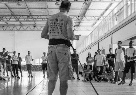 Treinador Claudio Bertolino ministrando curso de corrida.