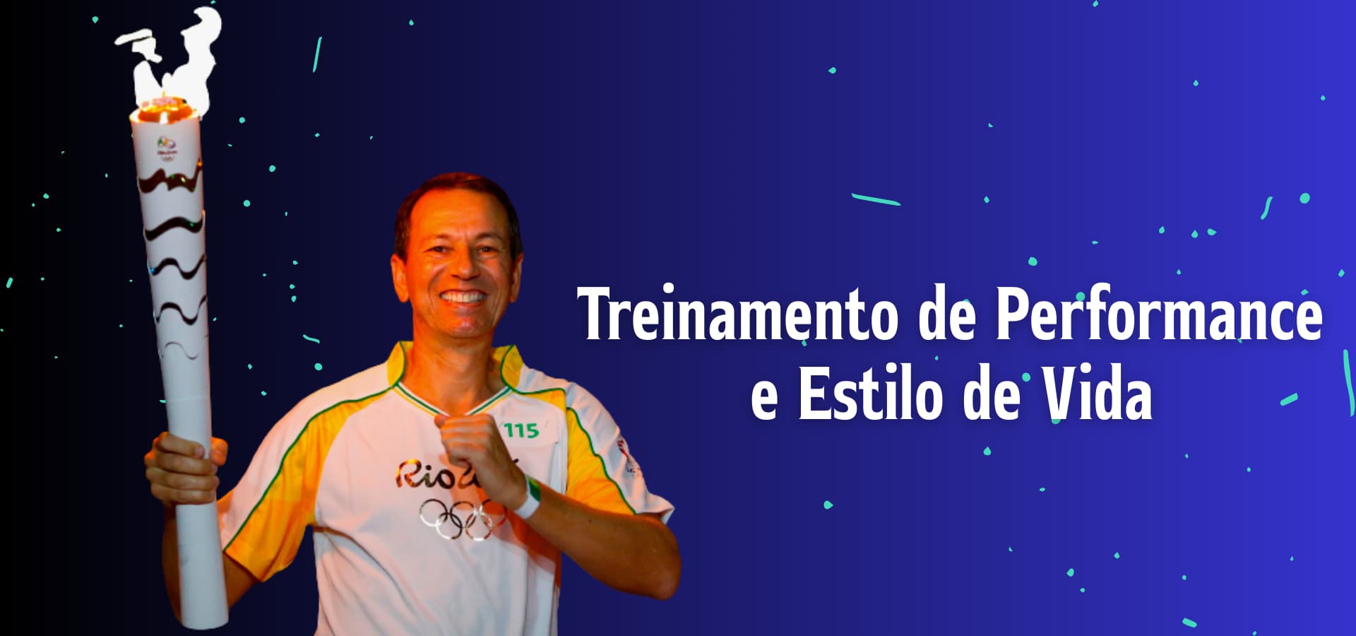 Cláudio Bertolino segurando a Tocha Olímpica, representando treinamento de performance e estilo de vida saudável.