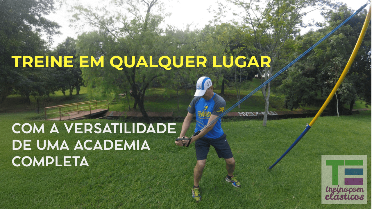 Claudio Bertolino demonstrando o Método Treino com Elásticos utilizando o equipamento Fittower em um ambiente de treino no parque.