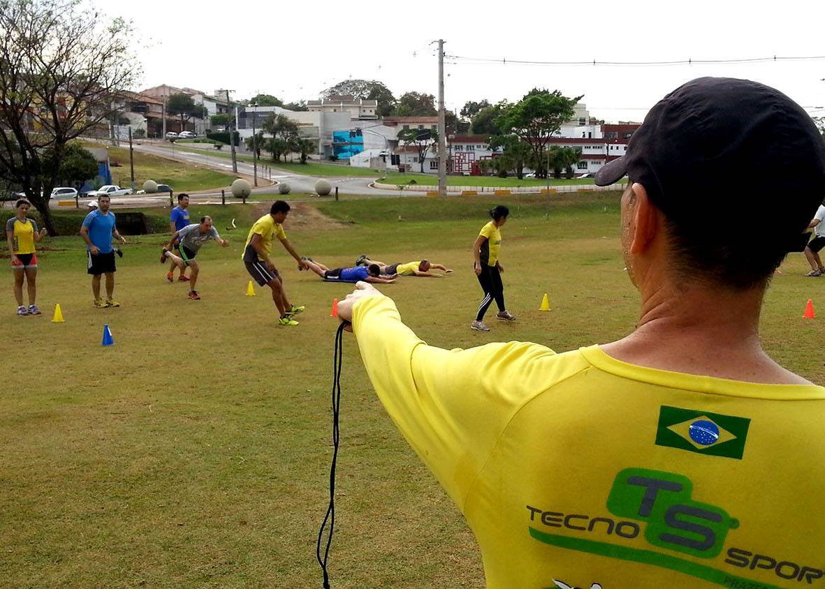Treinador Claudio Bertolino orientando um treino de corrida aos alunos