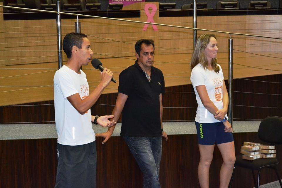 Adauto sendo apresentado para ministrar um curso de corrida de fundo.
