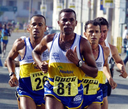 Luiz Antonio dos Santos (26) competindo ao lado de Vanderlei Cordeiro (1) e Daniel Lopes (81).