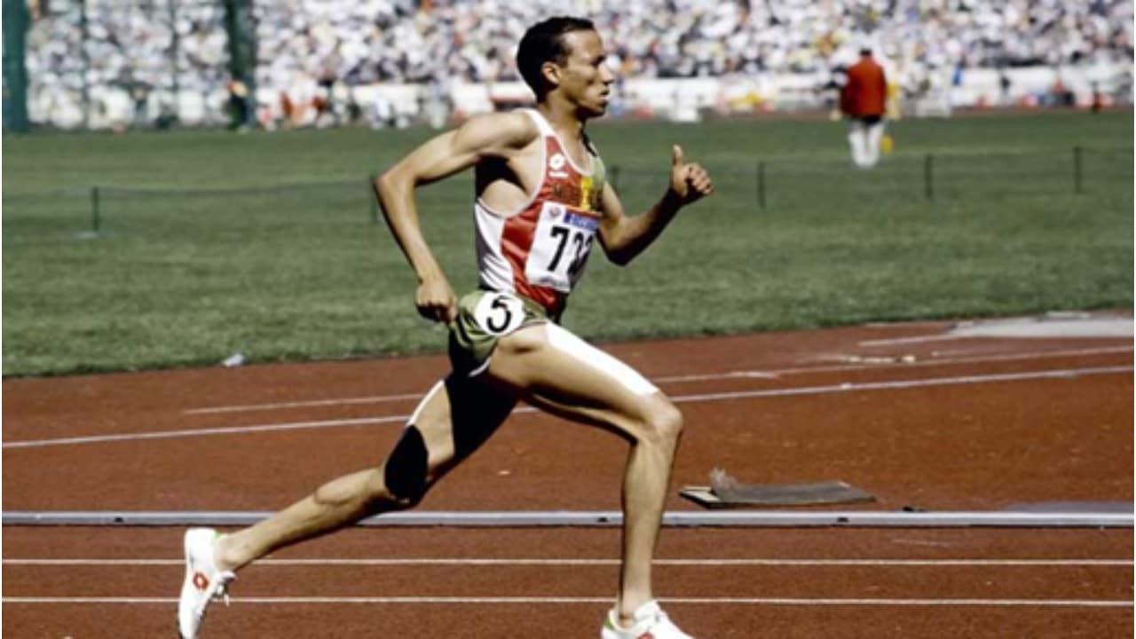 O atleta multi-campeão Said Aouita competindo.