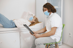 paciente em consulta médica discutindo problemas de saúde com médico
