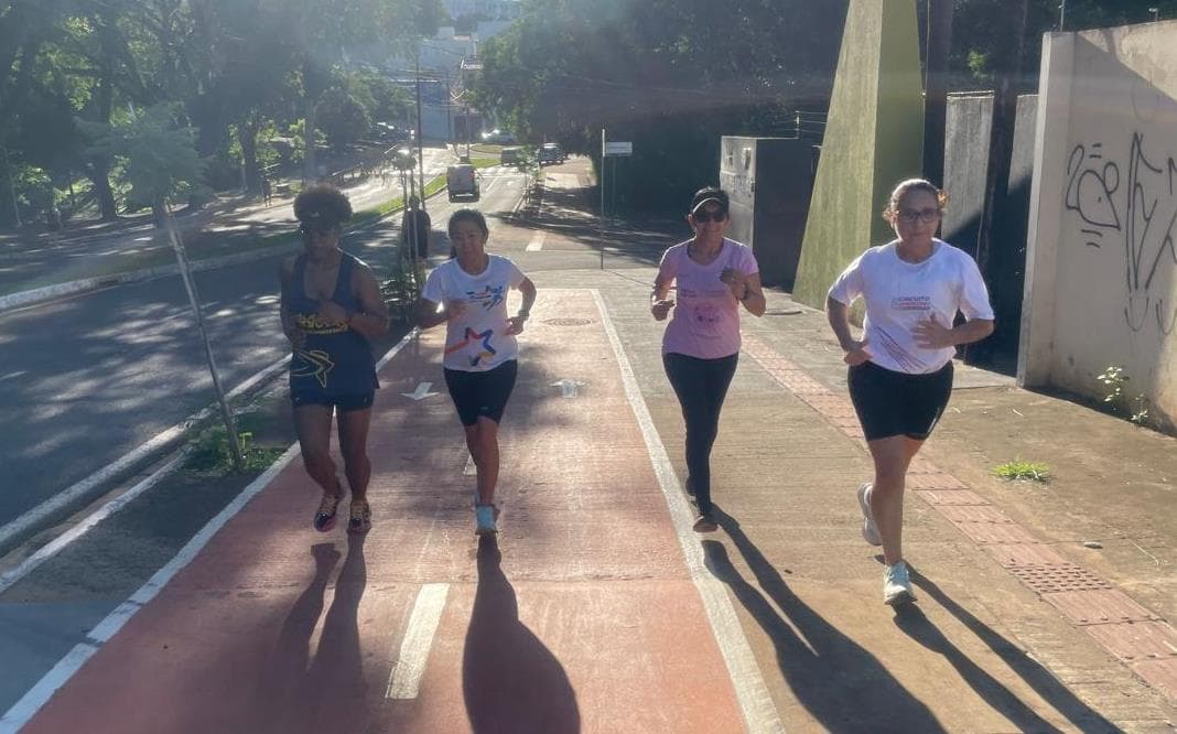 Corredoras treinando em subida demonstrando impacto do terreno na carga externa da corrida