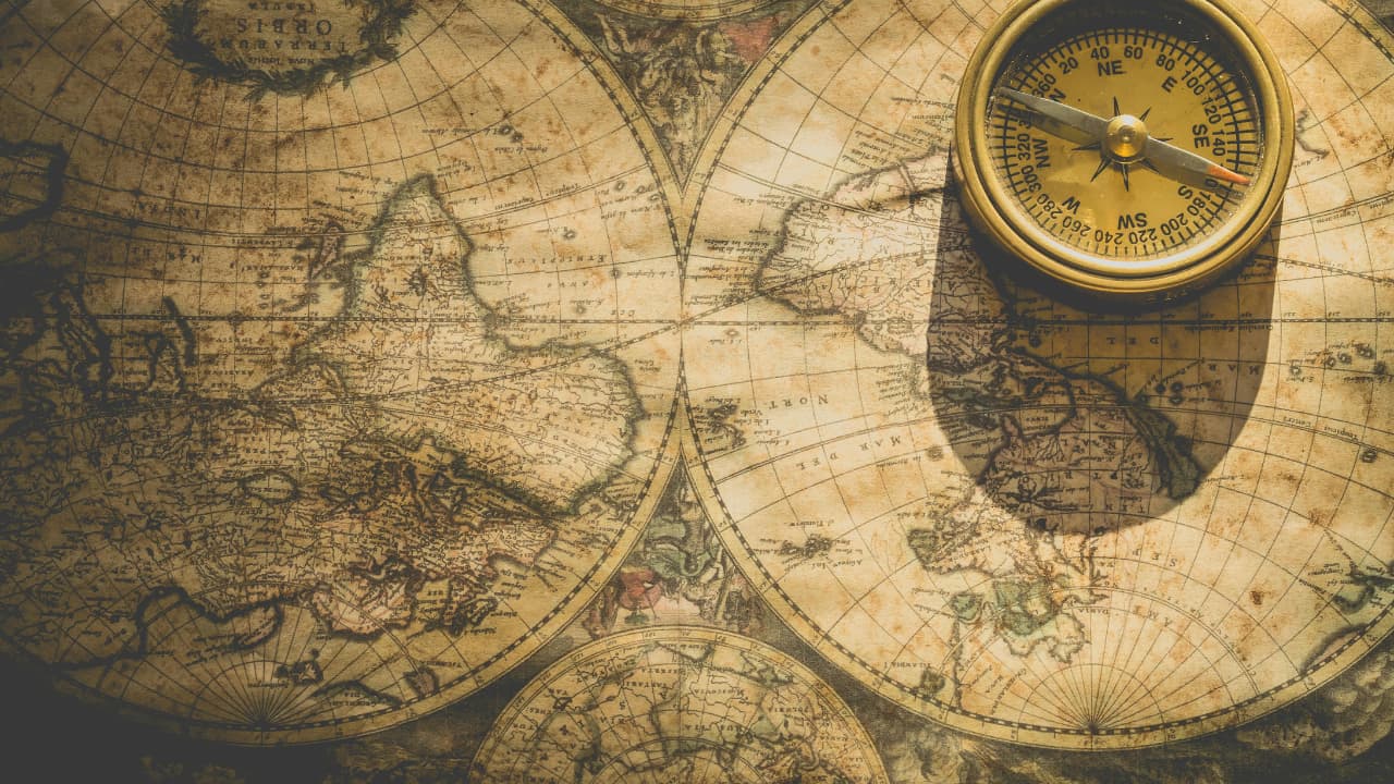 mapa com bússola simbolizando direção e planejamento no treinamento de corrida