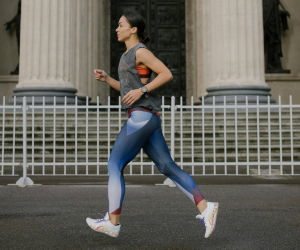 mulher correndo ao ar livre representando os benefícios da corrida para saúde