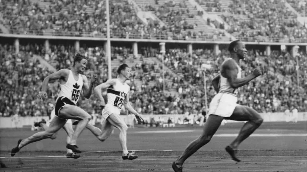Imagem do atleta americano Jesse Owens em 1936, ajudando a quebrar a ideia da suposta hegemonia da raça ariana.
