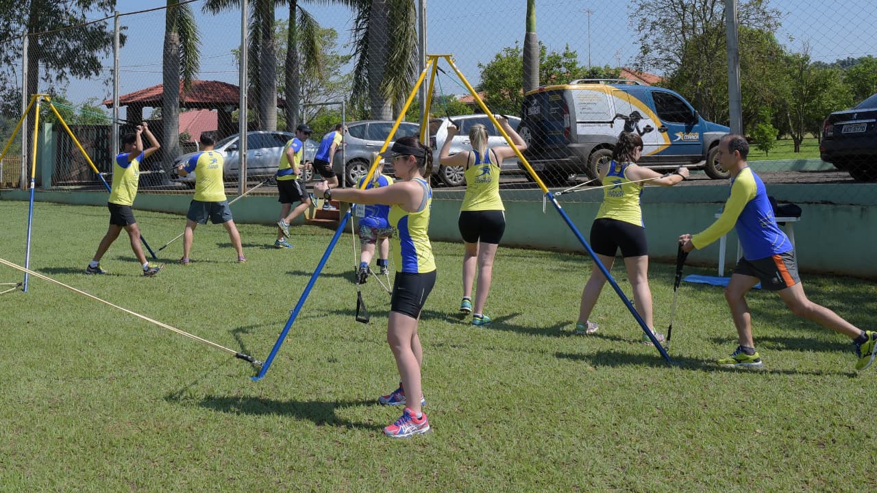 Treino em grupo com o Fittower, equipamento para treino de força com elásticos.