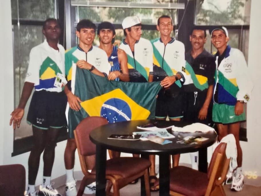 Os 2 atletas brasileiros da marcha atlética e 5 dos fundistas que representaram o Brasil nos Jogos Olímpicos de Atlanta 1996, reunidos em fotografia na concentração que antecedeu os jogos.
