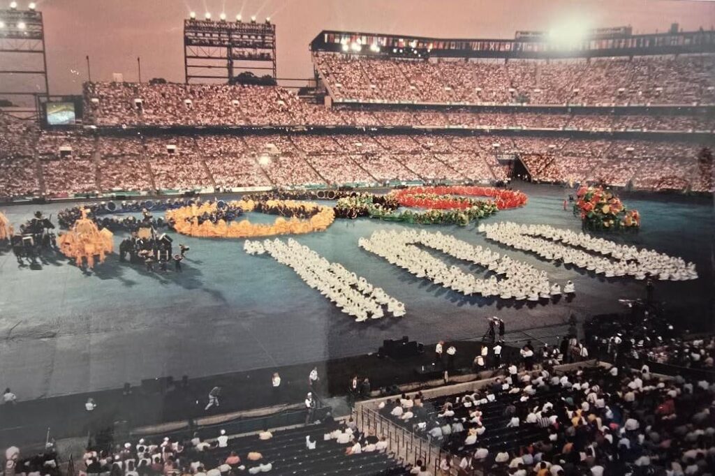 Vista geral da cerimônia de abertura dos Jogos Olímpicos de Atlanta 1996, com o estádio repleto de público.