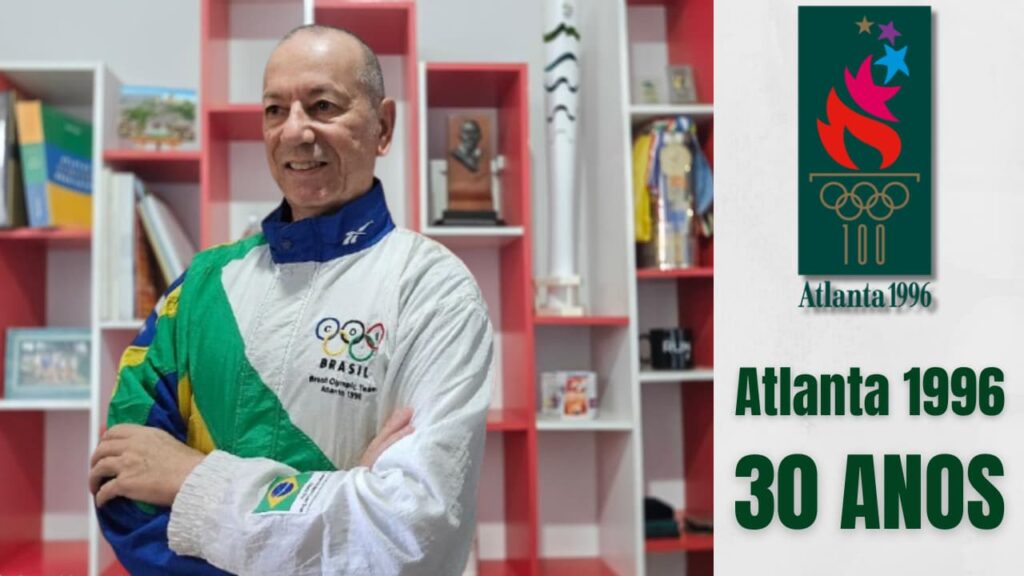 Claudio Bertolino usando o agasalho oficial da delegação brasileira dos Jogos Olímpicos de Atlanta 1996, trinta anos após sua participação olímpica.