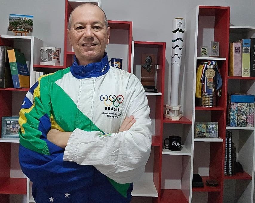 Claudio Bertolino usando o agasalho oficial da delegação brasileira dos Jogos Olímpicos de Atlanta 1996, trinta anos após sua participação olímpica.