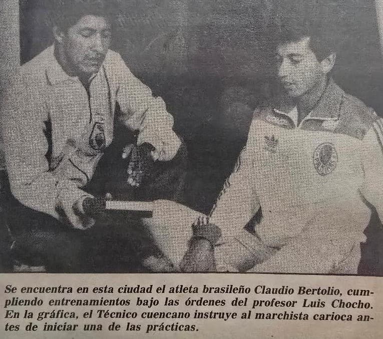 Matéria do jornal El Tiempo, do Equador. O treinador Claudio Bertolino, então atleta, orientado pelo treinador equatoriano Luis Chocho.