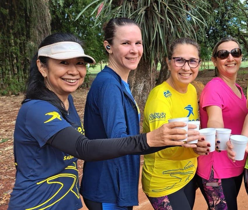 Integrantes do Clube da Corrida Bertolino, no café da manhã pós treino.