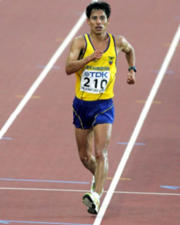 Jefferson Pérez marchando para vencer a marcha atlética de 20 km no mundial de atletismo de Helsinki 2005.