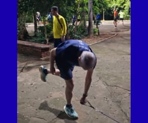 Laerte no circuito funcional, do trabalho de força do Clube da Corrida Bertolino.