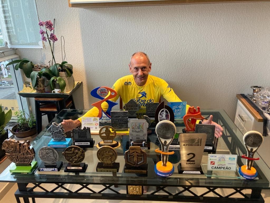 Laerte com sua galeria de troféus; destaque em sua categoria nas provas regionais.