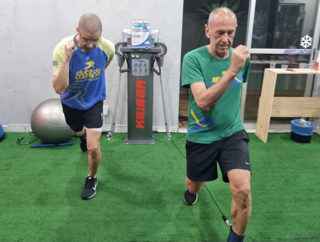 Laerte executando treino de fortalecimento muscular.