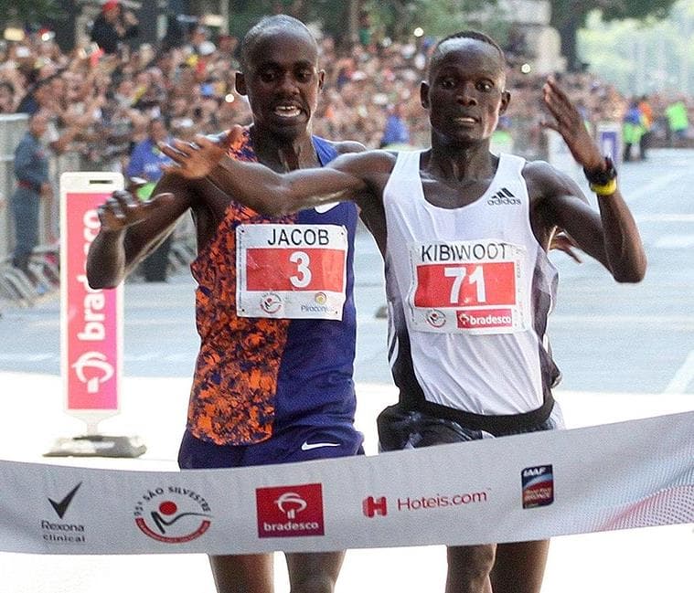 O descuido de Jacob Kiplimo que permitiu a vitória de Kibiwott Kandie na São Silvestre de 2019.