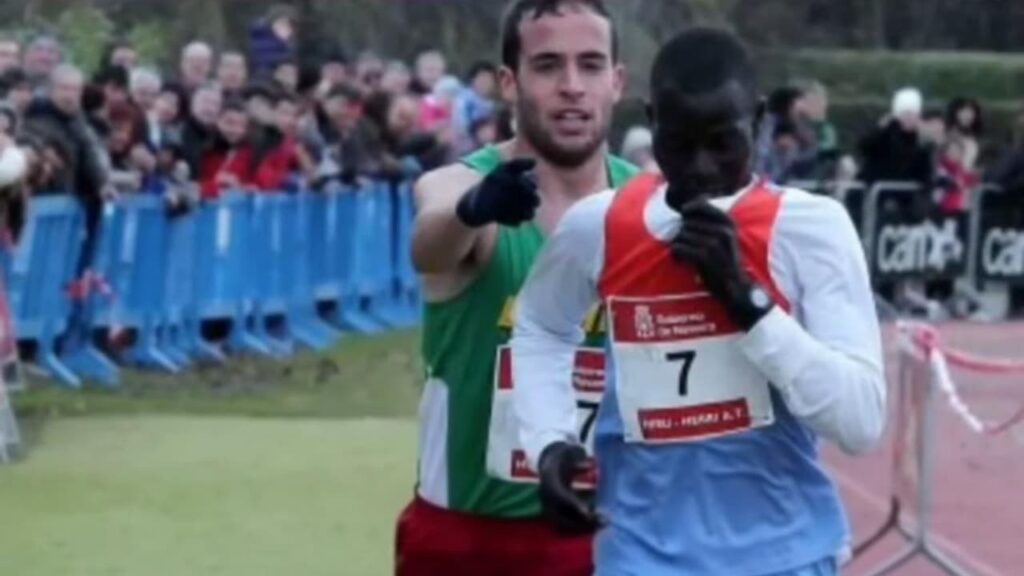O espanhol Iván Fernández Anaya indicando a linha de chegada ao queniano Abel Mutai numa corrida de cross-coutry em 2012. 
